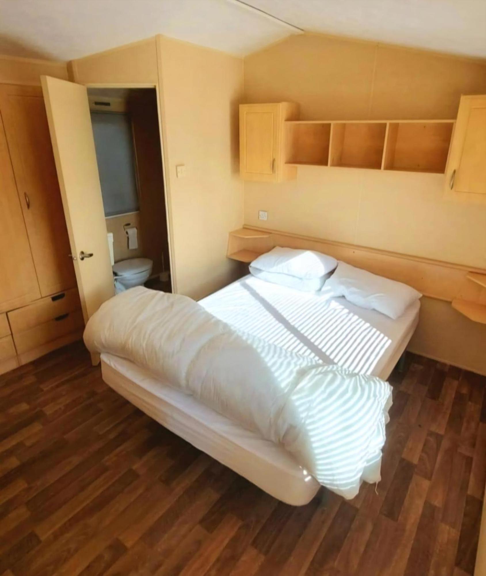 Homely 6 Berth Caravan At Steeple Bay In Essex Ref 36017D Southminster Exteriér fotografie